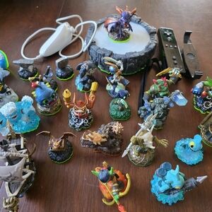 Skylanders Collectible Figures Mixed Lot of 24 + Portal